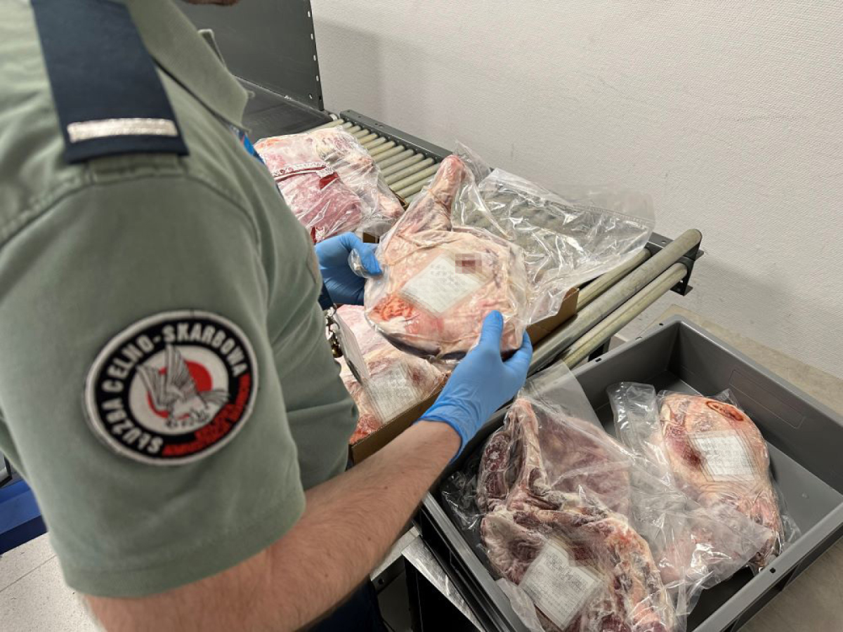 40-latek przewoził w walizce ponad 62 kg mrożonego mięsa